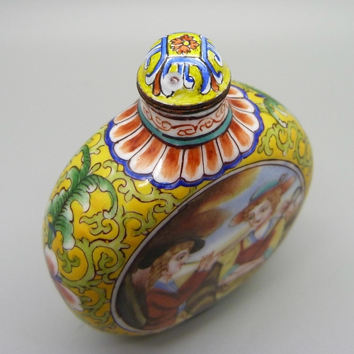 905 - A 19th Century enamelled Chinese snuff box with western decoration