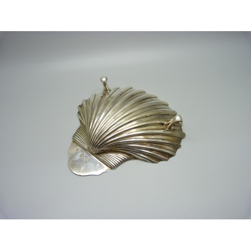 915 - A Victorian silver shell shaped dish, London 1892, 147g