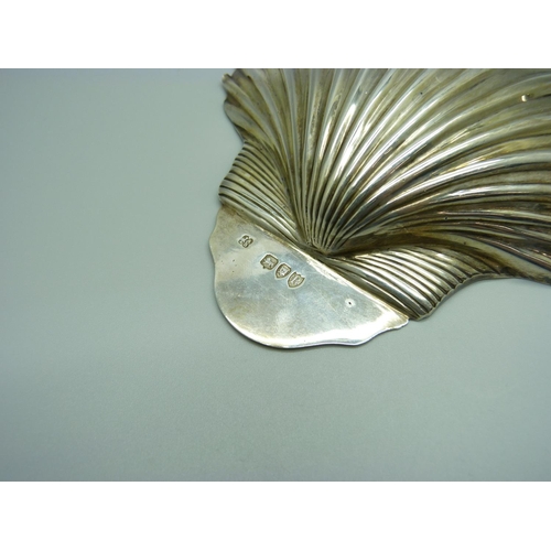 915 - A Victorian silver shell shaped dish, London 1892, 147g