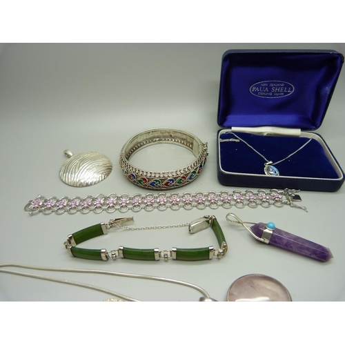 927 - A collection of silver and silver mounted jewellery