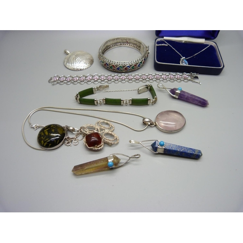 927 - A collection of silver and silver mounted jewellery