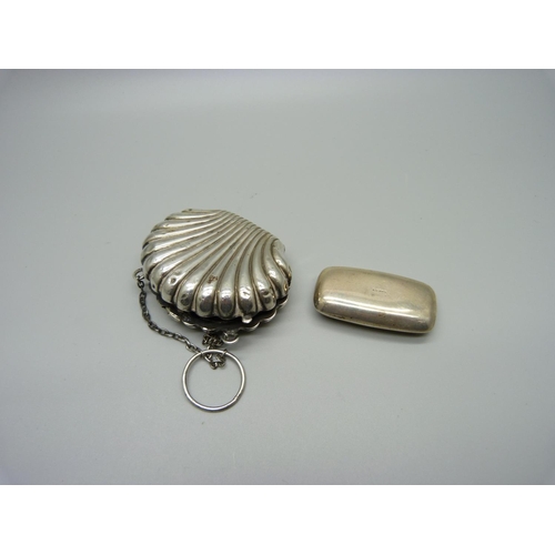 930 - A silver shell purse, Birmingham 1909, a/f, and a silver pill box