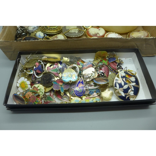 947 - A collection of cloisonne enamelled earrings and brooches and a collection of other brooches includi... 