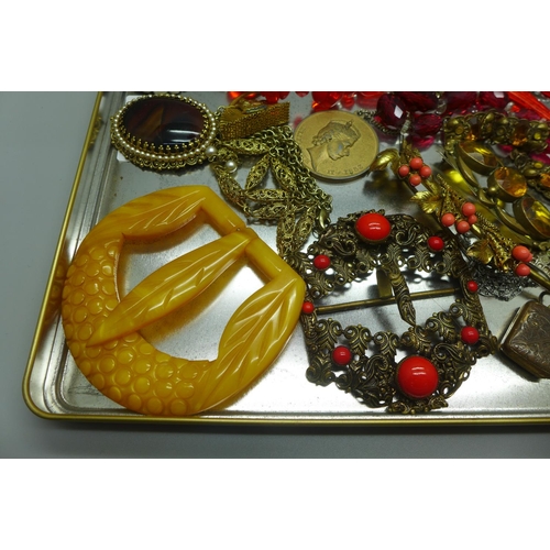 949 - A collection of vintage costume jewellery including Czechoslovakian belt buckle, a Bakelite buckle, ... 