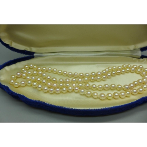 956 - A cultured pearl necklace