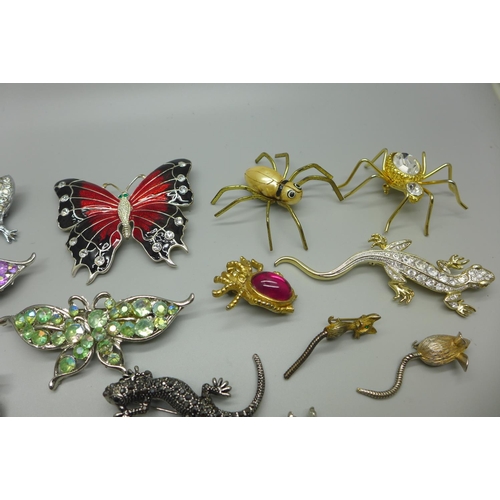 957 - Animal costume brooches and clips