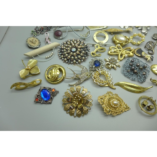 960 - Vintage and modern brooches