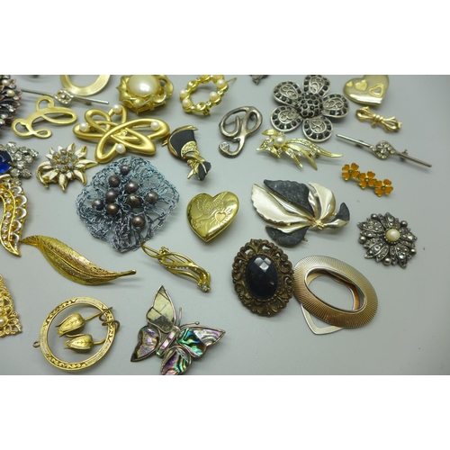 960 - Vintage and modern brooches