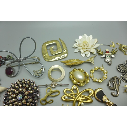 960 - Vintage and modern brooches