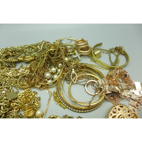 961 - Gold plated jewellery