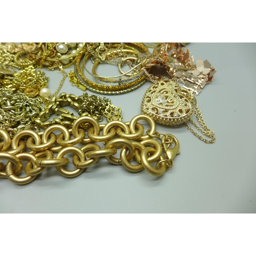 961 - Gold plated jewellery