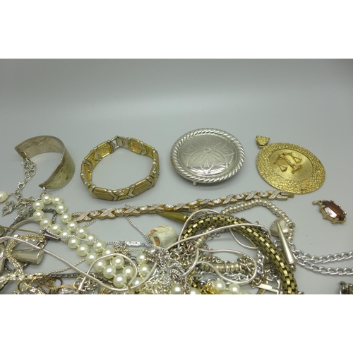 963 - Vintage costume jewellery