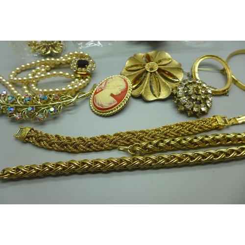 977 - A collection of vintage costume jewellery including a Monet bracelet