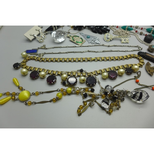 983 - A collection of vintage costume jewellery including brooches, Edwardian necklace, etc.