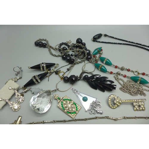 983 - A collection of vintage costume jewellery including brooches, Edwardian necklace, etc.