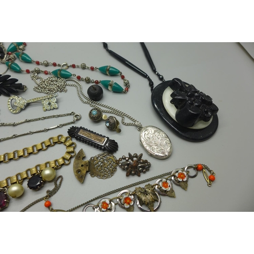 983 - A collection of vintage costume jewellery including brooches, Edwardian necklace, etc.