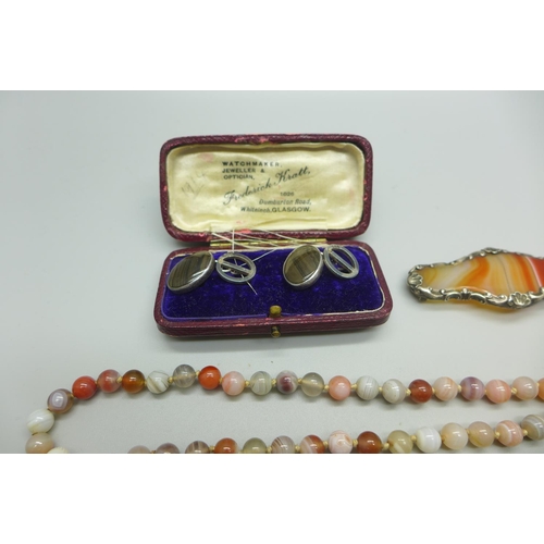 986 - A late Victorian/early Edwardian silver brooch set with agate, a pair of agate earrings and a neckla... 