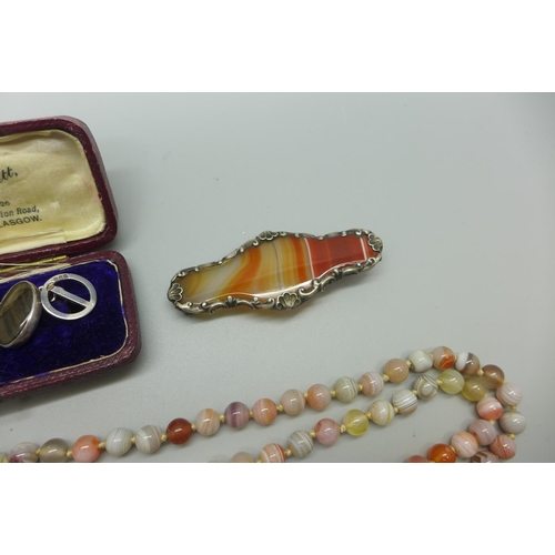 986 - A late Victorian/early Edwardian silver brooch set with agate, a pair of agate earrings and a neckla... 