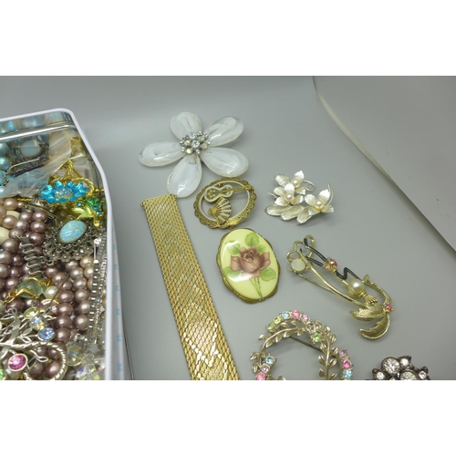 987 - A collection of costume jewellery