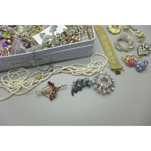 987 - A collection of costume jewellery