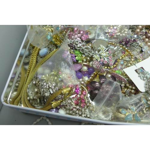 987 - A collection of costume jewellery