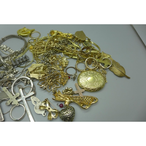 988 - Gold and silver tone jewellery