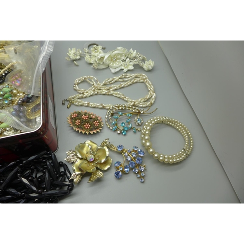 989 - A collection of costume jewellery