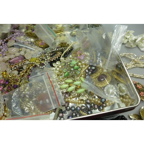 989 - A collection of costume jewellery