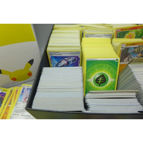 991 - Pokemon cards: 1500 Sword and Shield Astral Radiance, 2021 Chilling Reign and Fusion Strike and othe... 