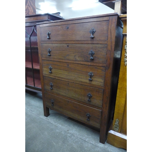 131 - An early 20th Century oak chest of drawers