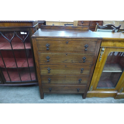 131 - An early 20th Century oak chest of drawers