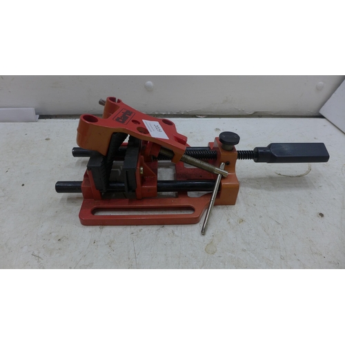 2029 - Clarke red engineer's vice with bolt on bench clamp