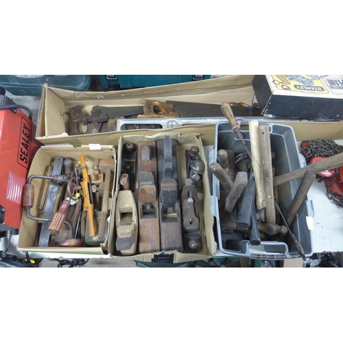 2030 - Job lot Ca. 150 vintage joinery woodworking tools; planes, saws, drivers, hammers, etc.