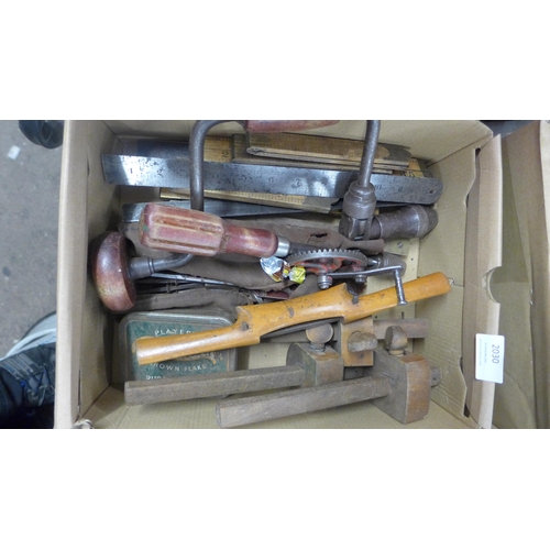 2030 - Job lot Ca. 150 vintage joinery woodworking tools; planes, saws, drivers, hammers, etc.