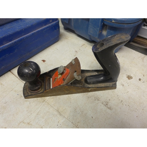 2037 - 4 wood planes with angle finder and sash clamp