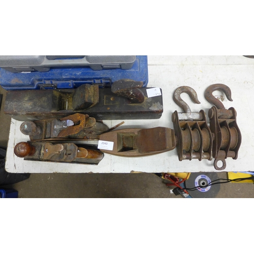 2040 - 4 wood plane (Record, Rolson, etc.) and 2 heavy duty steel winch/pullies