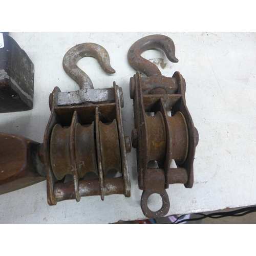 2040 - 4 wood plane (Record, Rolson, etc.) and 2 heavy duty steel winch/pullies