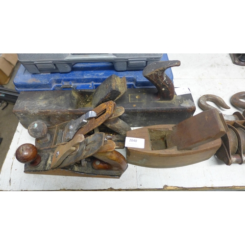 2040 - 4 wood plane (Record, Rolson, etc.) and 2 heavy duty steel winch/pullies