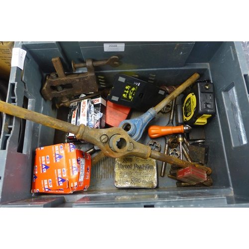 2048 - Tub of assorted hand tools, large taps and dies, mini laser level