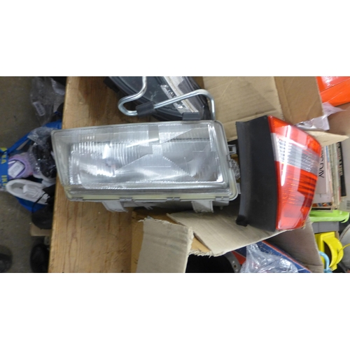 2120 - Qty of assorted car parts - mainly head lights