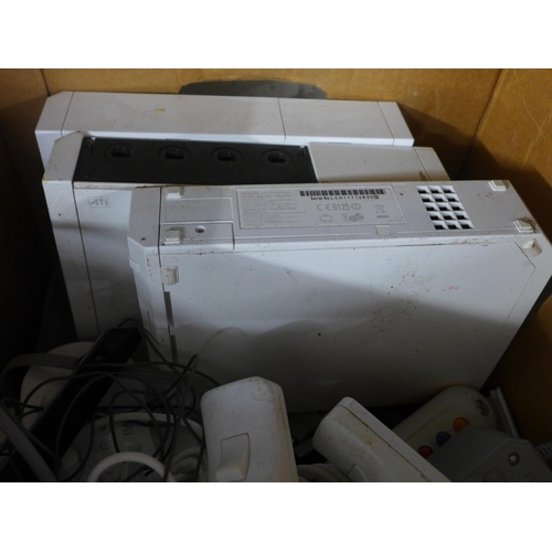 2259 - Nintendo Wii job lot: 3 consoles and wheels, plus approx 60 accessories