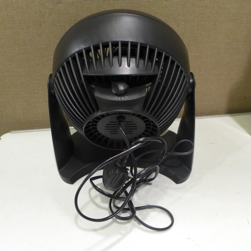 3121 - An Iris Woozoo Desk Fan and a Honeywell fan     (266-105, 106)  * This lot is subject to vat