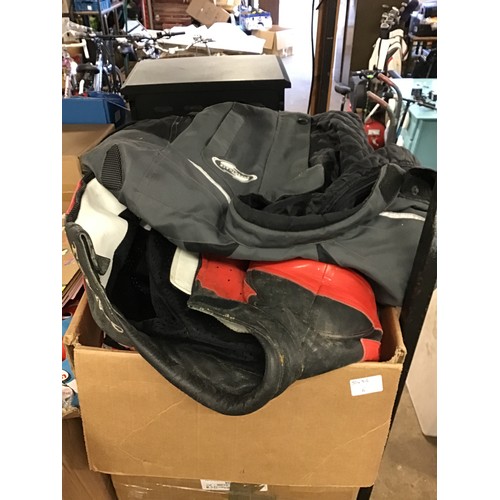 2052 - Box of approx 8 lightweight bike jackets