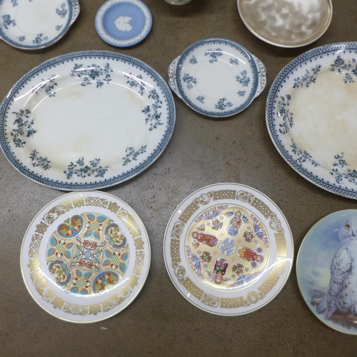 1205 - A Govancraft centrepiece, dinnerware, two Spode plates, The Snowy Owl plate, a Jasperware dish, a pa... 