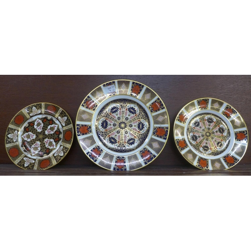 605 - A Royal Crown Derby 1128 pattern dinner plate, a side plate and an Abbeydale side plate, dinner plat... 