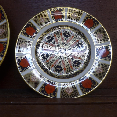 605 - A Royal Crown Derby 1128 pattern dinner plate, a side plate and an Abbeydale side plate, dinner plat... 