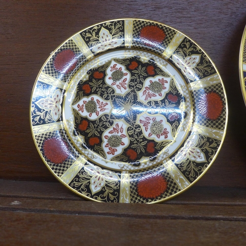 605 - A Royal Crown Derby 1128 pattern dinner plate, a side plate and an Abbeydale side plate, dinner plat... 