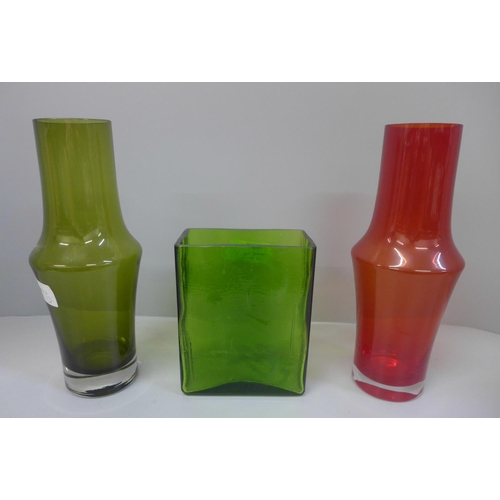 607 - A pair of vintage Finnish 1970s Riihimaki vases designed by Tamara Aladdin in green and red, 25cm an... 