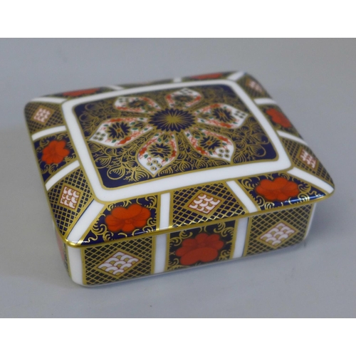 626 - A Royal Crown Derby 1128 pattern trinket box