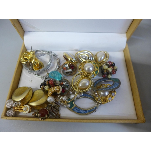 634 - A jewellery case of costume jewellery and a case of costume earrings